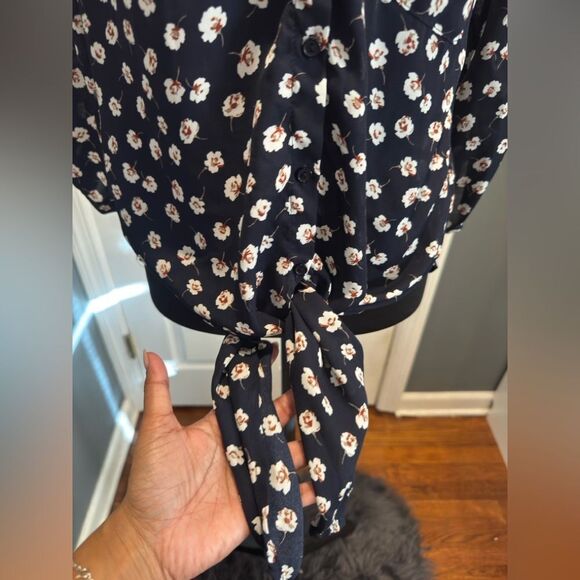 VIXBE Floral Navy Women's Top in size small - Picture 4 of 8